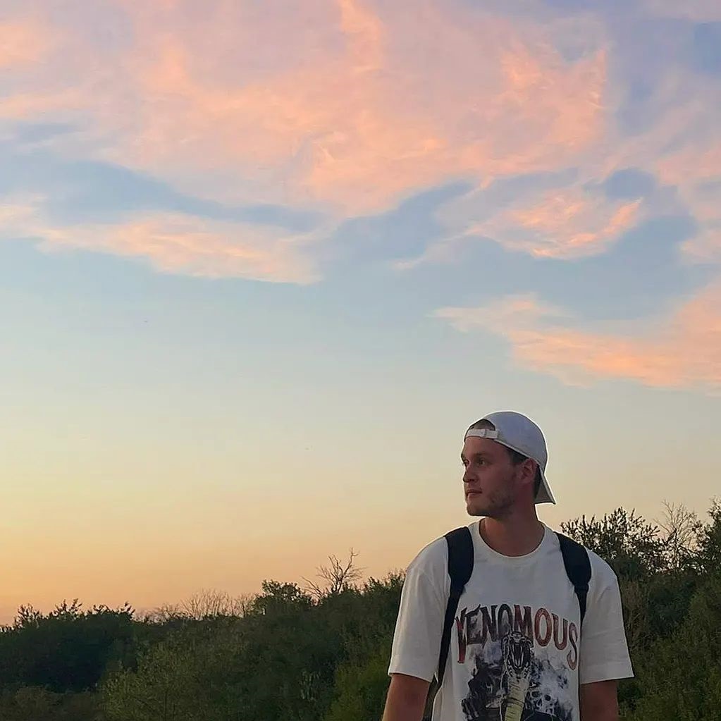 Kevin Meißner in front of a colourful sky